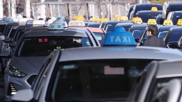 코로나19 확진 안양 택시기사, 승객 30여명 등 접촉