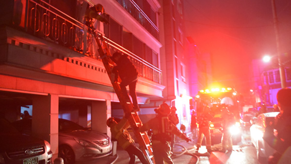 서울 성내동 다세대주택에서 불…5명 부상 