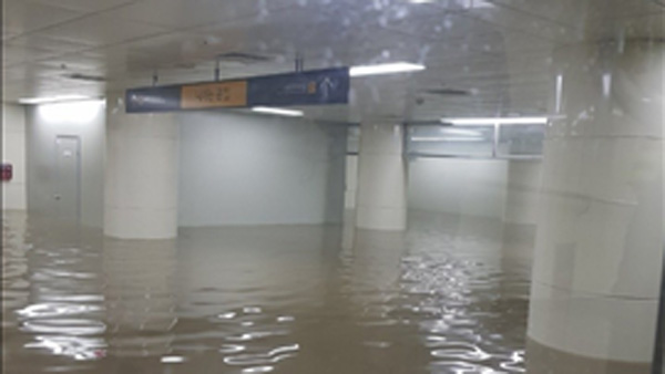 서울 지하철 마곡역 침수…배수작업 진행 중