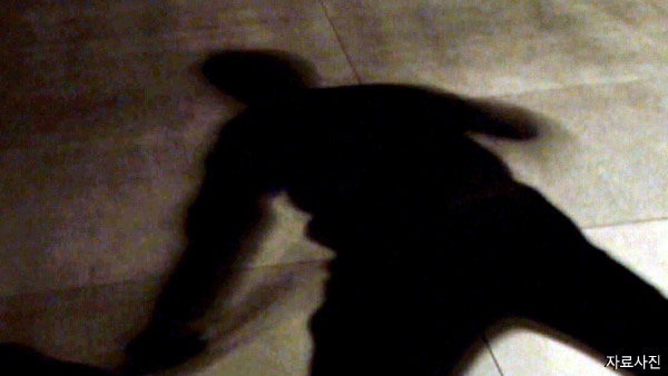 수술 후유증 겪자 의사에게 흉기 휘두른 50대에 징역 5년