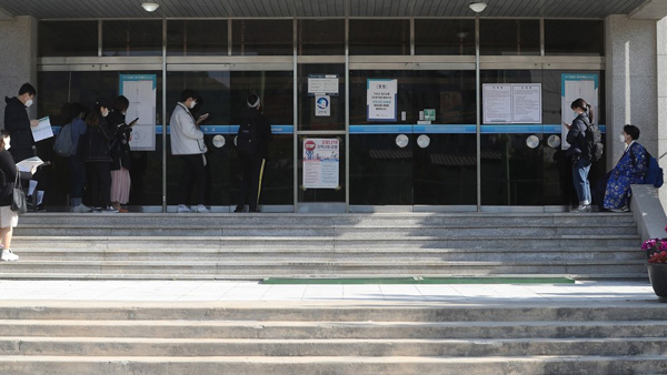 토익시험 고사장 당일 폐쇄…수험생 2백여 명 항의 소동