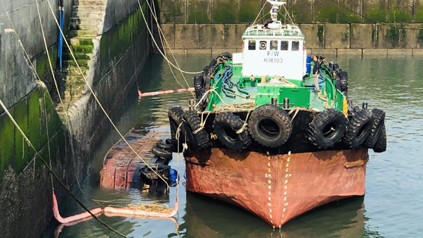 충남 서산 대산항에서 급수선 침몰…인양 진행 중