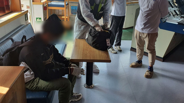 '무료 바카라사이트 방문' 외국인 밀출국 시도하다 검거