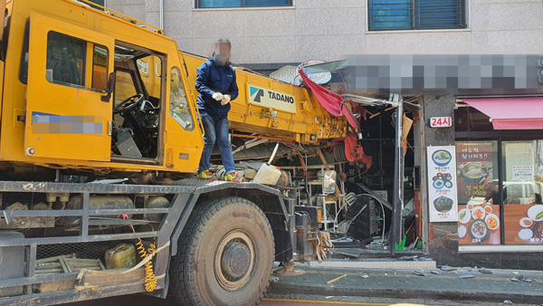 성남서 크레인 차량이 식당으로 돌진…"인명피해 없어"