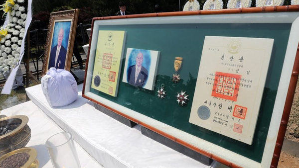 '박치기 왕' 故 김일, 국립대전현충원 묘역에 잠들다