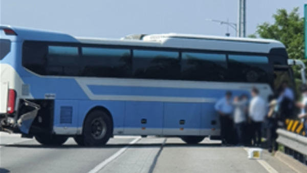 경부고속도로 북천안 나들목 6중 추돌사고…버스 운전자 사망