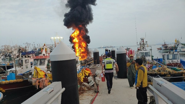 충남 대천항 정박된 어선 폭발 뒤 침몰…2명 중상