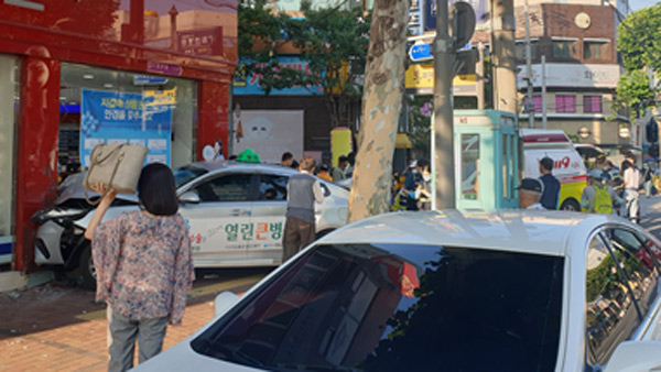 대구서 택시 상가로 돌진…승객·상가주인 부상