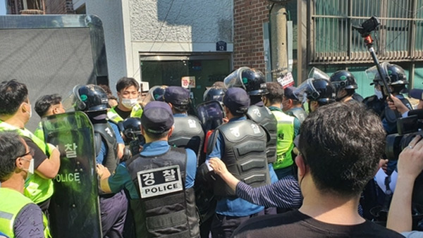 전광훈 목사 사랑제일교회 명도집행 2번째 중단…7명 부상