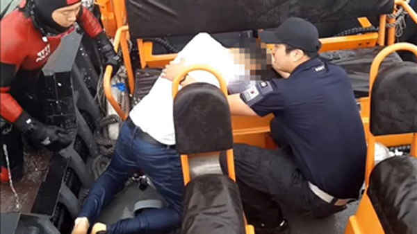 인천대교에서 추락한 40대 남성 구조…"생명 지장 없어"