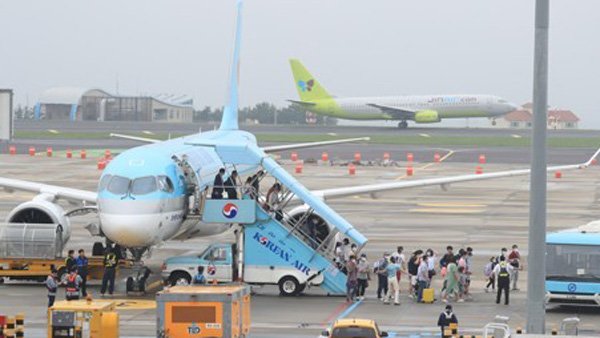 제주공항 이륙한 대한항공 여객기 엔진 결함 회항