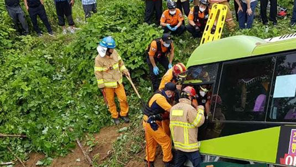 성주에서 덤프트럭이 버스 추돌 8명 부상