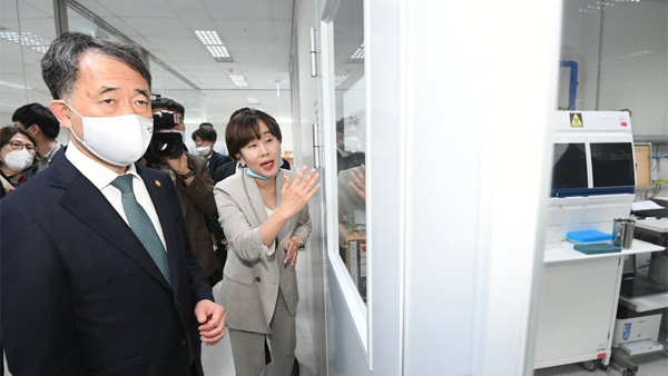 당국 "코로나19 백신 내년말 대량생산 목표"