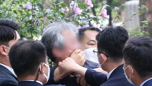 문 대통령에 신발 던진 50대, 구속영장 심사 출석