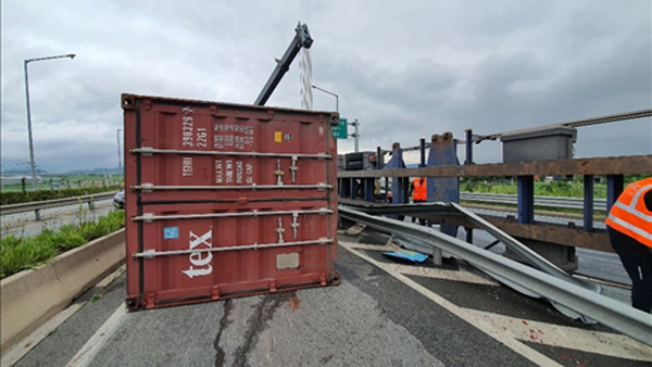 남해고속도로서 25톤 트레일러 전도…4시간 통제