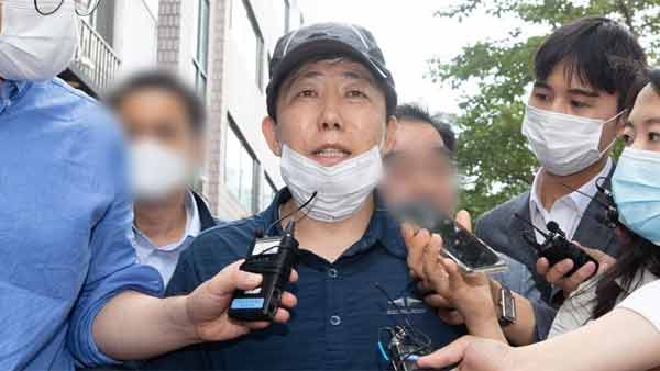 '대북전단 살포' 박상학 구속영장 신청…취재진 폭행 혐의 포함