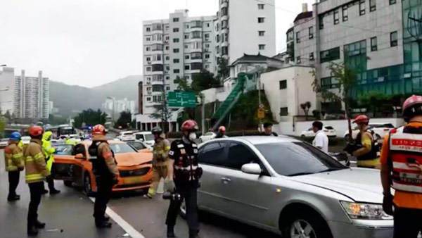 서울 사직터널 인근 택시 등 차량 3대 추돌…2명 부상