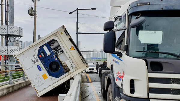 인천서 25t 화물차에 실린 컨테이너 인도로 추락