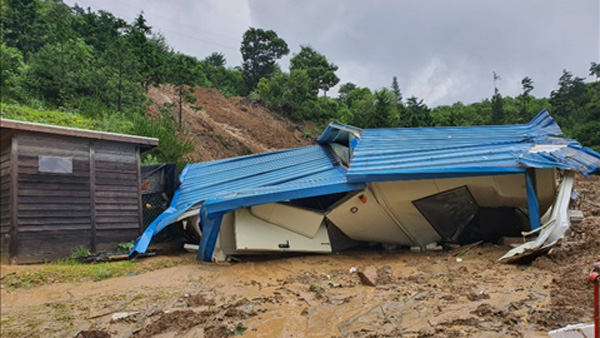전북 장수군서 산사태로 주택 매몰…"2~3명 매몰 추정"