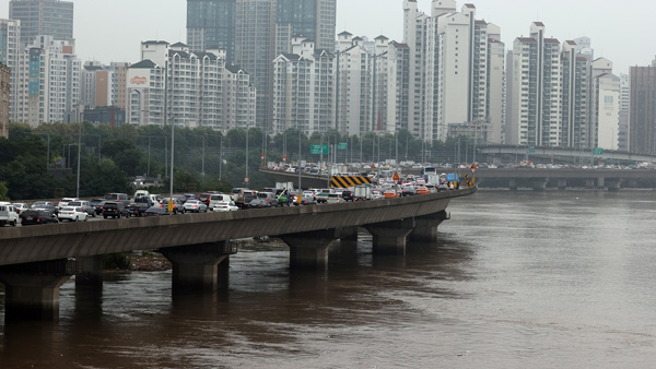 서울 주요도로 통제로 월요일 출근길 비상…"대중교통 이용"