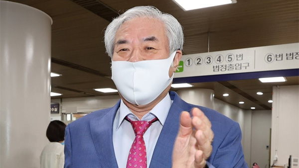 법원, 전광훈 목사 측 문재인 대통령 증인 신청 기각