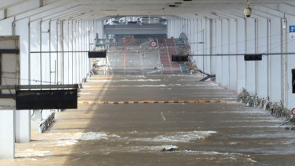 잠수교 수위 하강 '청소·보수 작업 후 통행 재개'