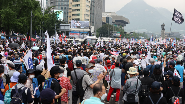광복절 집회에 자가격리 대상자 3명 참가…강남경찰서 유치장도 폐쇄