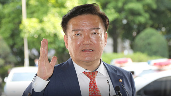민경욱 전 의원, '가족 협박 혐의'로 경찰 조사 