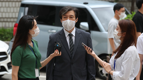 조국, '가세연' 상대 3억 손해배상 소송 제기…"허위사실 유포"