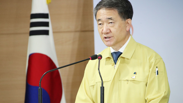 정부 "의사증원 정책 보류…교육부에 의대정원 통보 미루겠다"