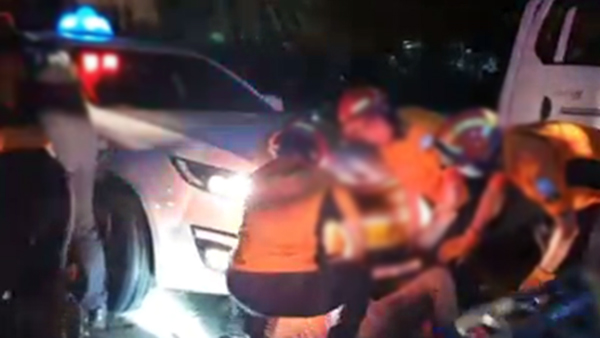 부산 사하구에서 택시 밑에 깔린 30대 구조