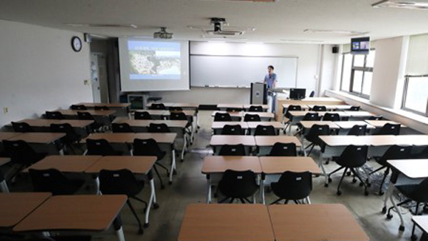 교수단체 "코로나 확산 방지 위해 추석까지 비대면 수업해야"