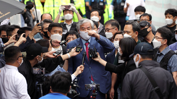 서울구치소 향하는 전광훈 목사 "언론에서 방역 방해로 몰고 가"