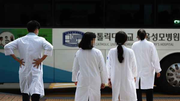 서울대병원 교수진 "불합리한 정부 정책 막는 성과…의대생 등 복귀해야"