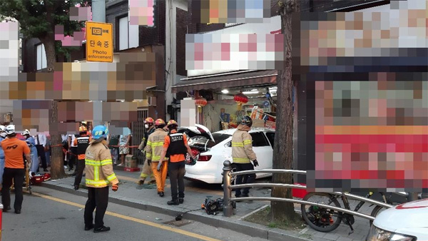부천서 중국식품 상점으로 승용차 돌진…4명 부상