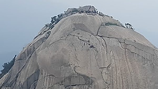 북한산 바위에서 60대 추락 사망…경찰 조사 중