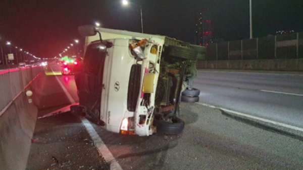 수도권제1순환선 송내IC 근처서 화물차 전도…경상 1명
