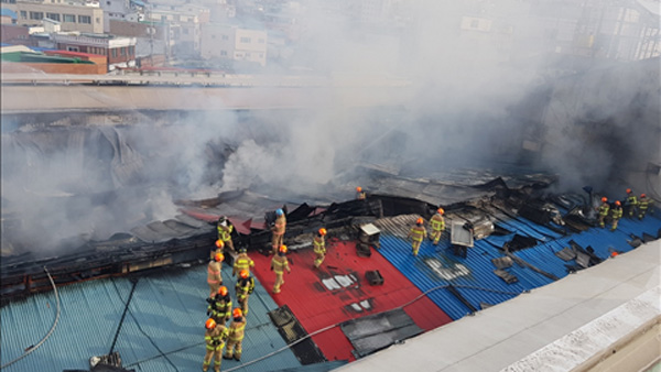 서울 청량리 전통시장 화재 7시간만에 진화…점포·창고 20곳 피해