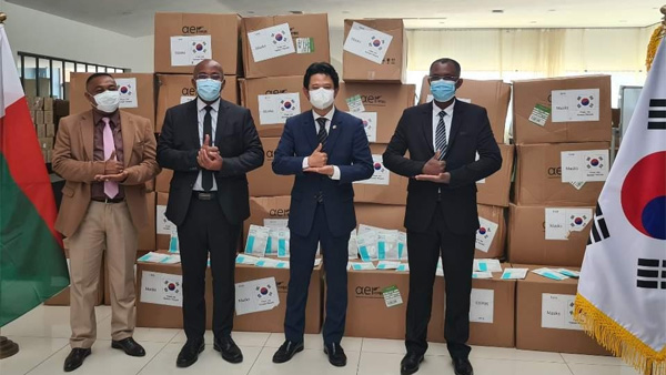 정부, 마다가스카르에 마스크 10만장 전달