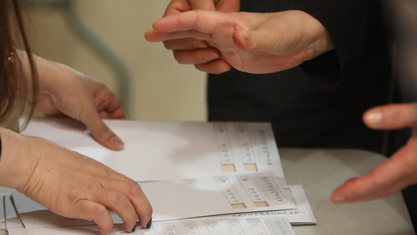 시각장애인은 투표할 수 없는 투표용지 보낸 선관위…"장애인 차별"