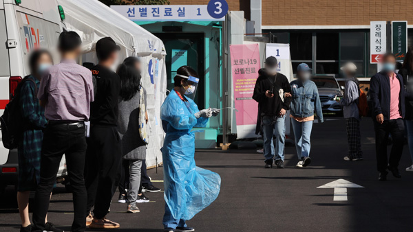 코로나19 신규 확진 61명…나흘만에 다시 두 자릿수