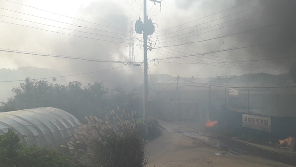 경기 광명서 비닐하우스 화재 진화 중…부상 1명