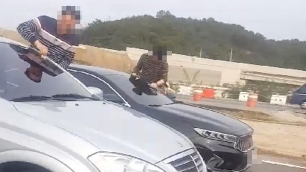 자유로 달리던 차량 위로 검은 액체 떨어져…4km 정체  