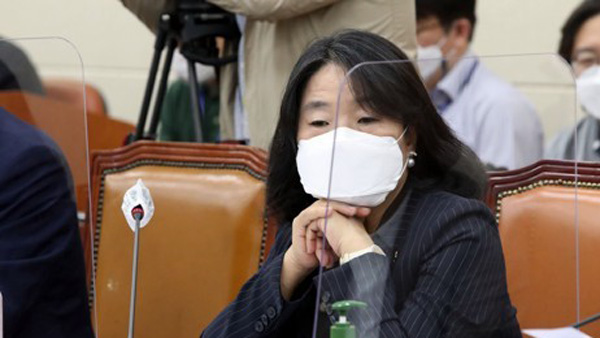 윤미향 첫 재판 11월로 연기 "사건기록 방대하니 시간달라"