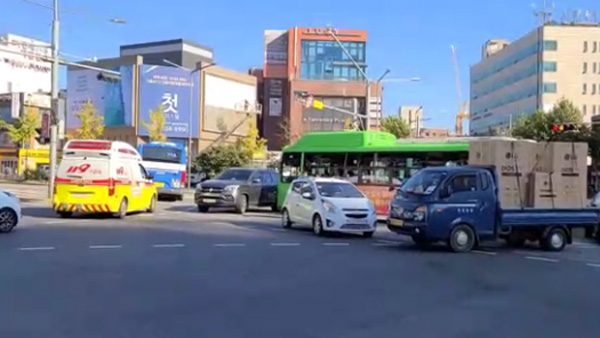 서울 합정역 사거리서 시내버스·승용차 충돌…인명피해 없어
