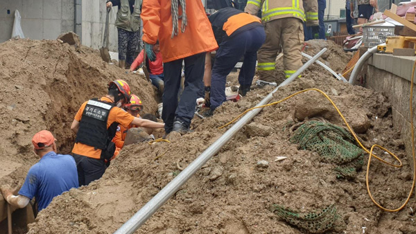 봉화 군부대 공사장서 거푸집 무너져 7명 매몰됐다 구조