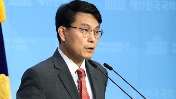 '함바 브로커에 편의 제공 혐의' 윤상현 의원 첫 재판 연기