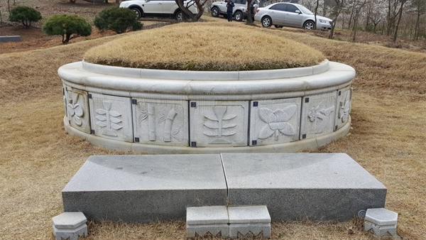 헌재 "남의 땅에 20년 써온 묘지, 계속 사용권 있다"