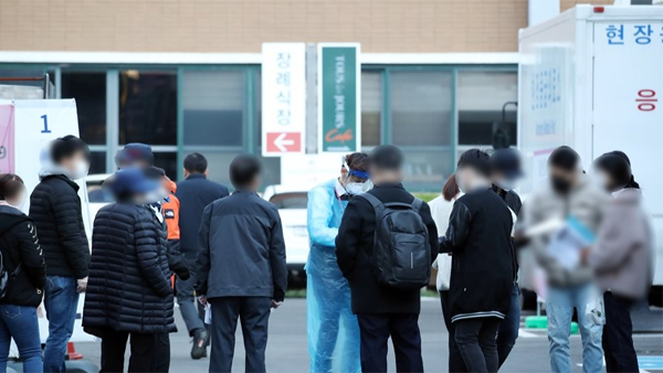 당국 "1주간 수도권 일평균 75명 확진…거리두기 상향 가능성"