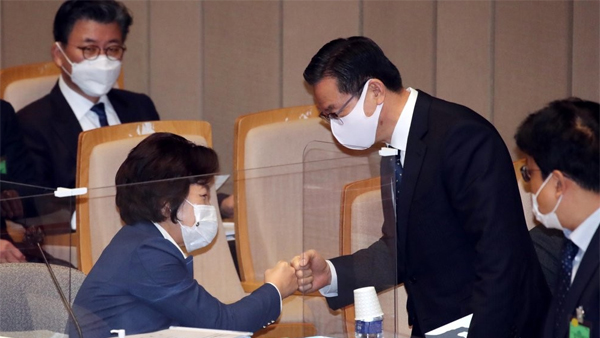 추미애 "대검 눈에 대들보 놔두고 법무부 가시 찾겠다고 혈안"